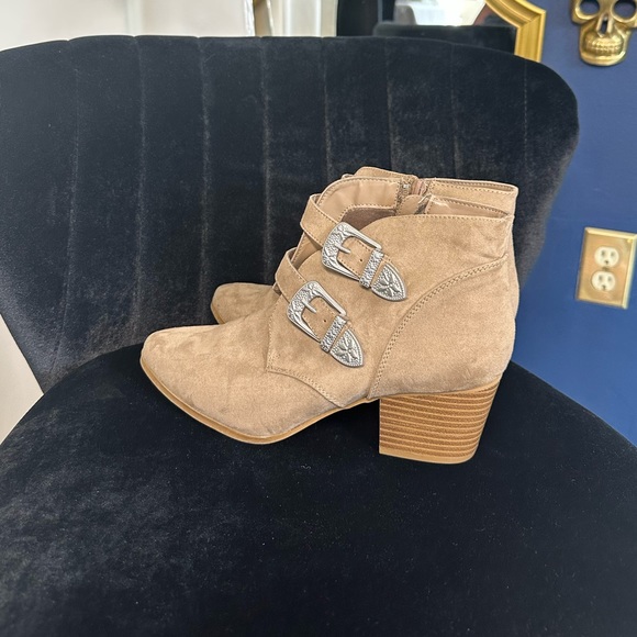 Perfect condition - size 11 boots!! - Picture 2 of 5